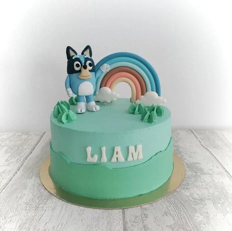Tarta verde menta con Bluey y un arcoíris