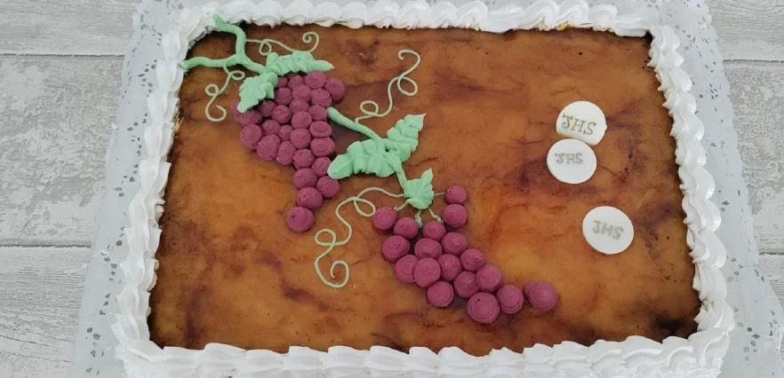 Tarta de comunión con pan, uvas y cáliz