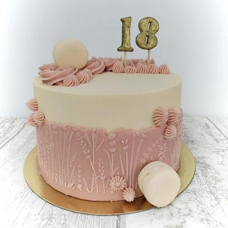 Tarta elegante en tonos nude para un dieciocho cumpleaños