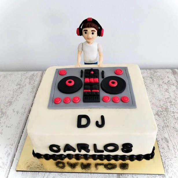 Tarta cuadrada personalizada como una mesa de DJ
