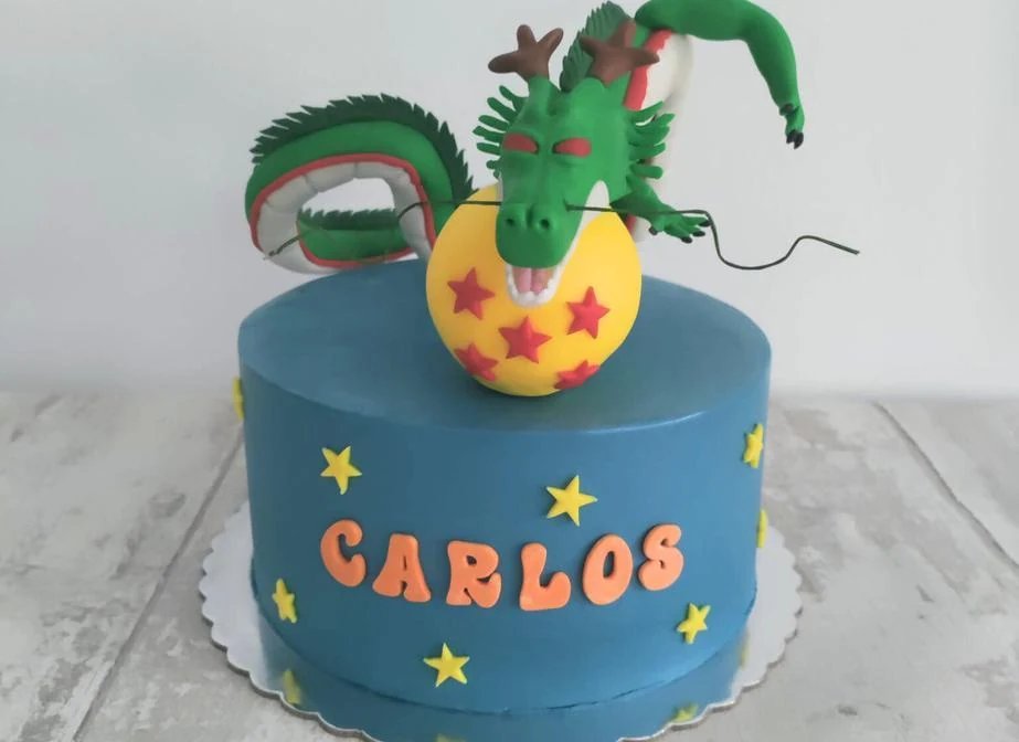 Tarta azul con una composición tropical modelada