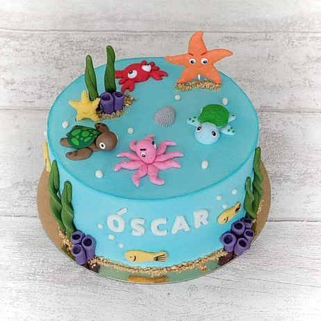 Tarta azul con animales y plantas del fondo marino
