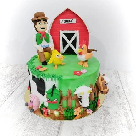 Tarta infantil decorada con granja, granjero y animales