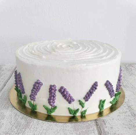 Tarta blanca con flores de lavanda modeladas