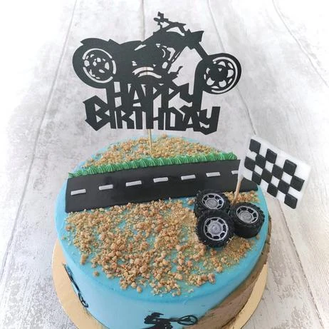 Tarta de cumpleaños decorada con una moto de campo